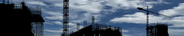 Gru da costruzione sullo sfondo dell'edificio in costruzione — Foto Stock