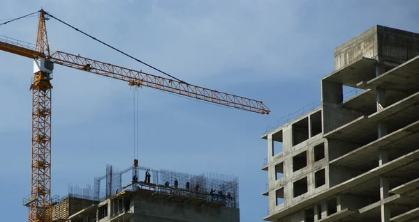 Grue de construction à l'arrière-plan du bâtiment en construction — Photo
