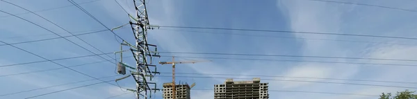 Baukran im Hintergrund des im Bau befindlichen Gebäudes — Stockfoto