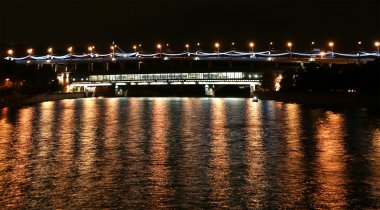 Moskova Nehri, luzhnetskaya Köprüsü (metro Köprüsü) renkli ışıklar gece ışığında. Moscow, Rusya Federasyonu