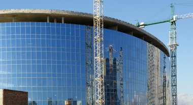 Crane, arka binanın inşaat yapı