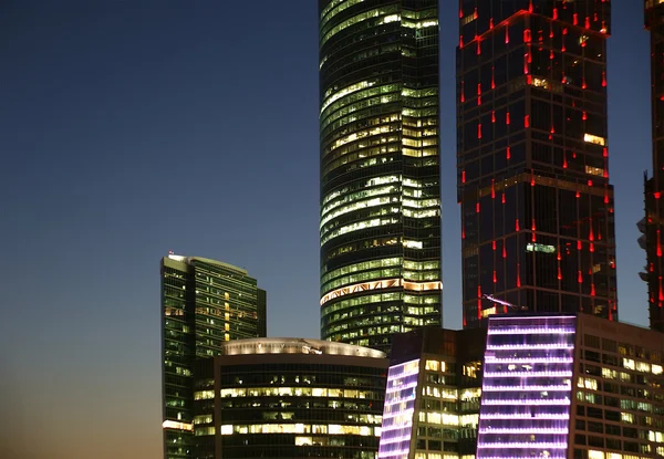 Ουρανοξύστες διεθνές επιχειρηματικό κέντρο (πόλη) το βράδυ — Φωτογραφία Αρχείου
