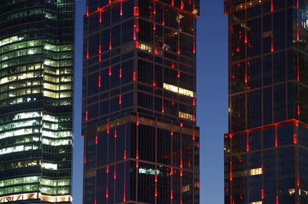 在晚上的摩天大楼国际商务中心 (城市) — 图库照片