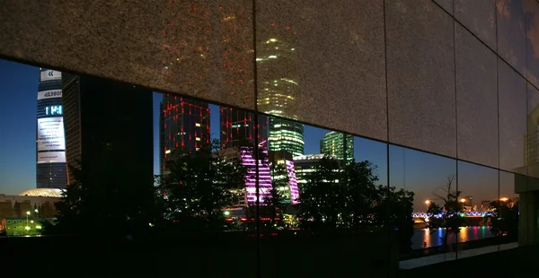 夜の高層ビルの国際ビジネス センター (市) — ストック写真