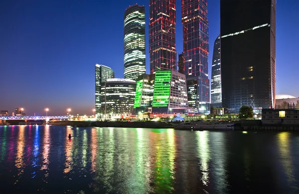 Wolkenkratzer internationales Geschäftszentrum (Stadt) bei Nacht — Stockfoto