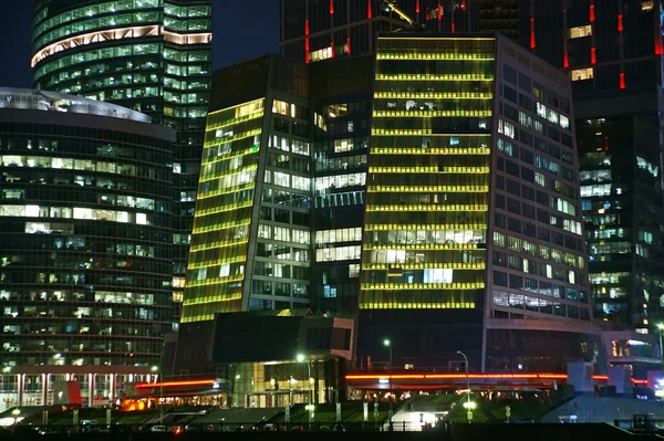 在晚上的摩天大楼国际商务中心 (城市) — 图库照片