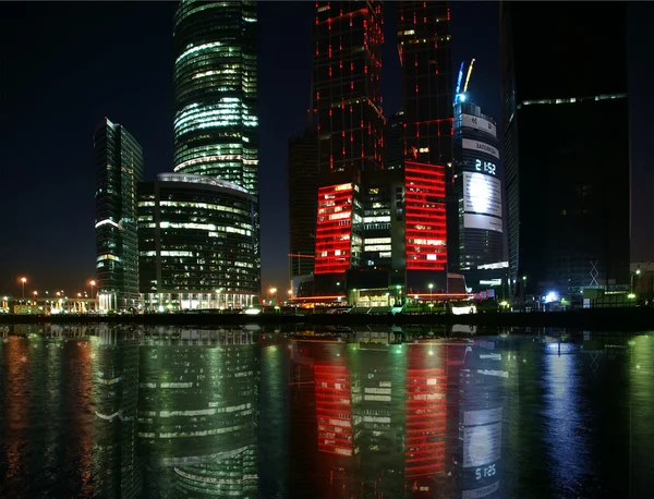 Международный бизнес-центр "Небоскрёбы" (город) ночью — стоковое фото