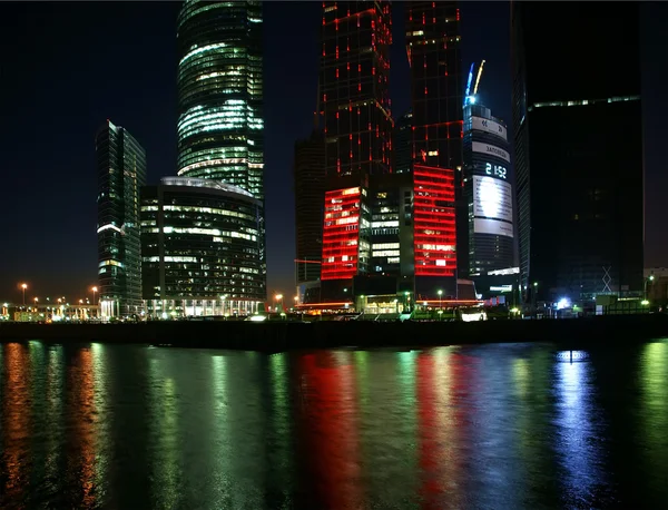 Международный бизнес-центр "Небоскрёбы" (город) ночью — стоковое фото