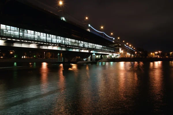 Río Moscú, Luzhnetskaya Puente (Puente del Metro) a la luz de las luces de color de la noche. Moscú, Rusia — Foto de Stock