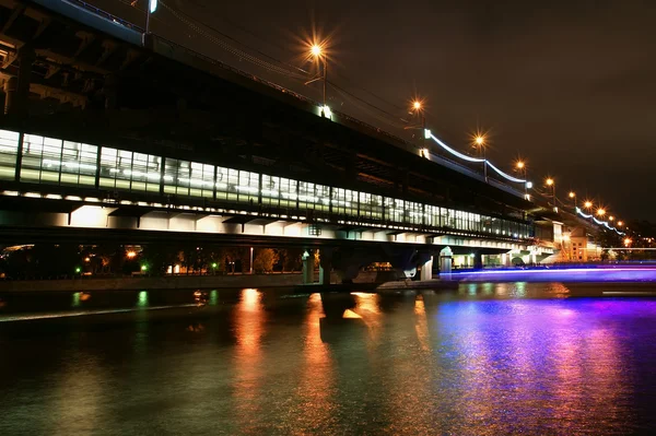 Río Moscú, Luzhnetskaya Puente (Puente del Metro) a la luz de las luces de color de la noche. Moscú, Rusia — Foto de Stock