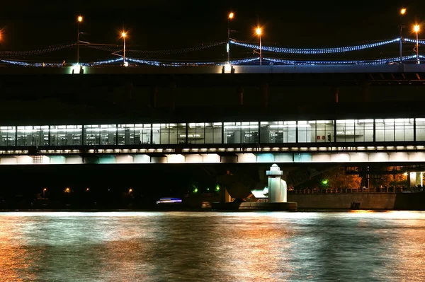 モスクワ川、luzhnetskaya 大橋 (地下鉄) 色のライトの夜の光の中で。モスクワ、ロシア — ストック写真