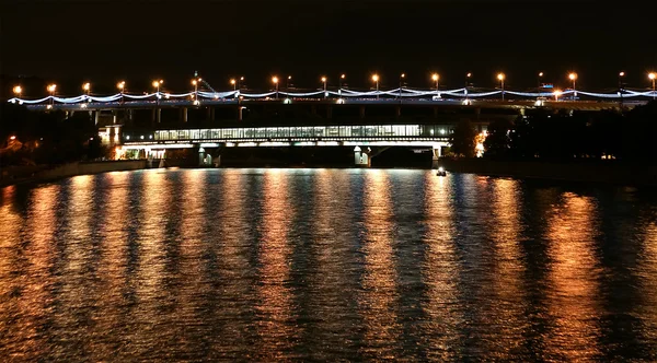 Fiume Mosca, Luzhnetskaya Bridge (ponte della metropolitana) alla luce delle luci colorate notturne. Mosca, Russia — Foto Stock