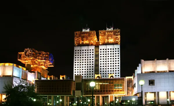 Het gebouw van het presidium van Russische Academie van Wetenschappen in de nacht — Stockfoto