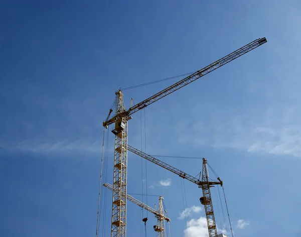 Elevando guindaste de construção — Fotografia de Stock