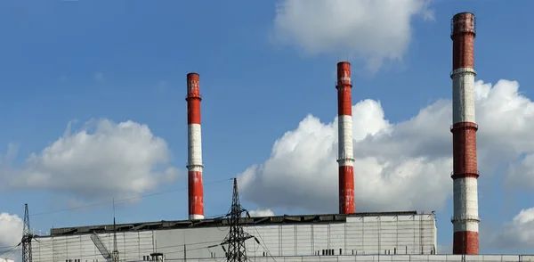 Tubos de usina de queima de carvão, panorama — Fotografia de Stock