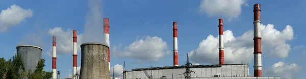 Buizen van elektriciteitscentrale, verbranding van kolen panorama — Stockfoto