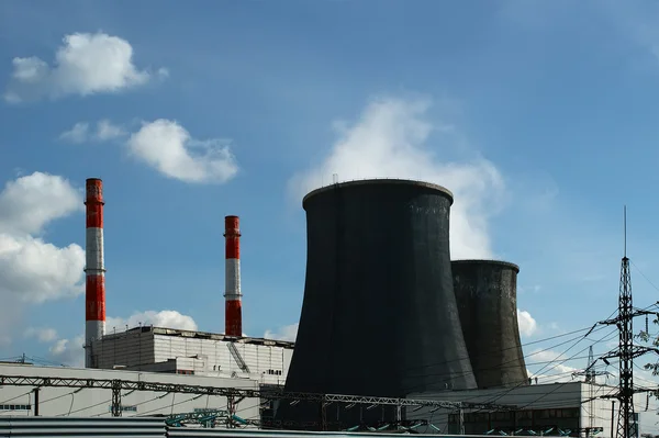 석탄 불타는 발전소의 파이프 — 스톡 사진