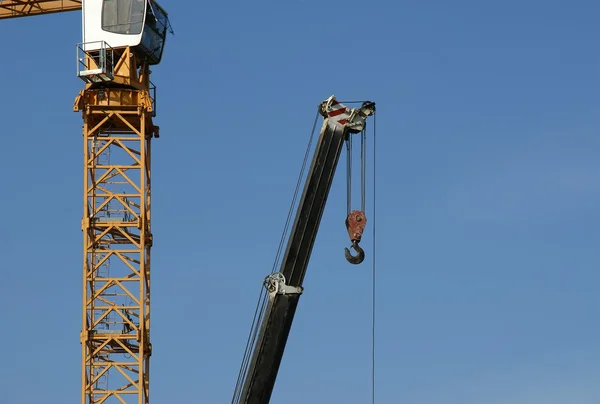 Modern construction cranes on blue sky background — Stock Photo, Image