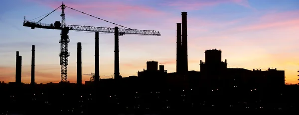 Obrys průmyslové zóny velkého města při západu slunce — Stock fotografie