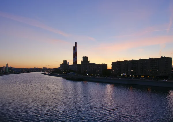 Az ipari zóna egy nagy város, a naplemente a körvonala — Stock Fotó