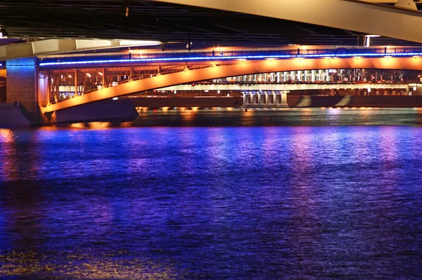 Pontes no rio à noite com luzes refletidas na água — Fotografia de Stock
