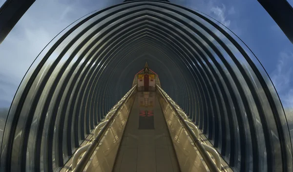 Современный стеклянный туннель. Архитектурная абстракция — стоковое фото