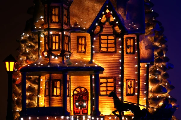 Dom urządzony z dużą ilością światła Bożego Narodzenia. — Zdjęcie stockowe