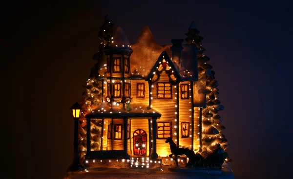 House decorated with lots of Christmas lights. — Stock Photo, Image