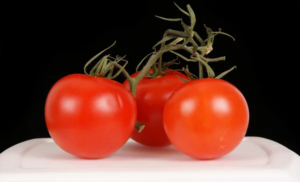 Closeup rajčat v černé a bílé pozadí — Stock fotografie