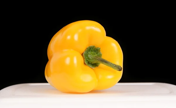 Gele peper close-up weergave, geïsoleerd op een zwart-wit — Stockfoto