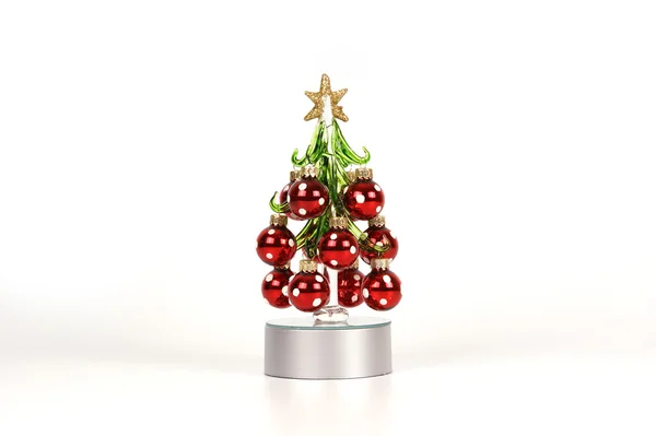 Рождественская елка украшена красными шариками — стоковое фото