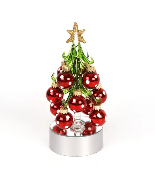 Рождественская елка украшена красными шариками — стоковое фото
