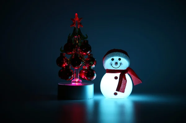 Brilla dall'interno pupazzo di neve e albero di Natale — Foto Stock