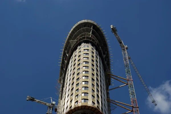 Baukran im Hintergrund eines mehrstöckigen Gebäudes — Stockfoto