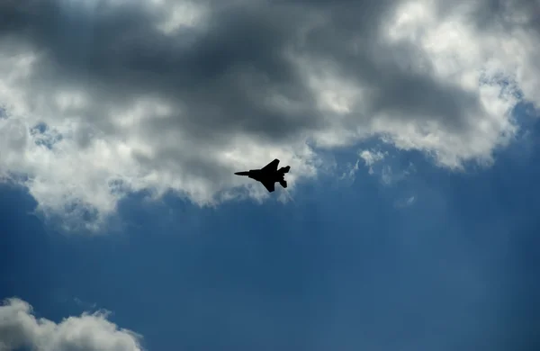 現代の戦闘機のフライト — ストック写真