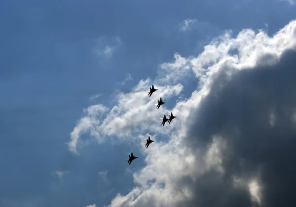 Полет современных боевых истребителей — стоковое фото