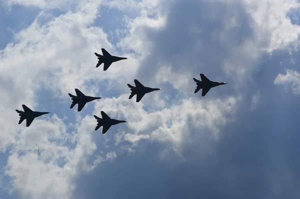 Flight of modern combat fighters — Stock Photo, Image