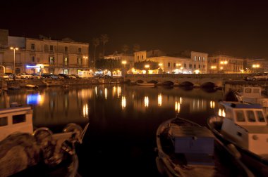 Kanal, Syracusa (Syracuse), gece-Sicilya, İtalya