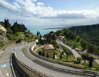 Deniz, Sicilya, İtalya için önde gelen bir yol ile peyzaj