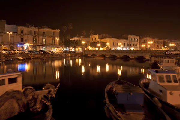 Kanalen av Syracusa (Syracuse) på natten-Sicilien, Italien — Stockfoto