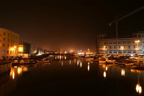 Kanál Syracusa (Siracusa) v noci Sicílie, Itálie — Stock fotografie