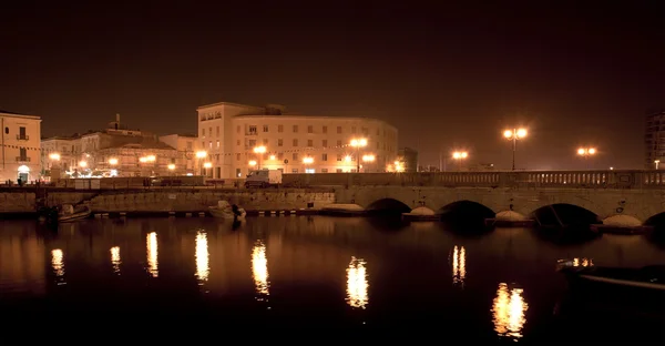 Kanal, Syracusa (Syracuse), gece-Sicilya, İtalya — Stok fotoğraf