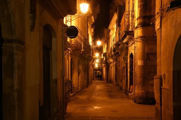 Starověké ulice Syracuse v noci, Sicílie, Itálie — Stock fotografie