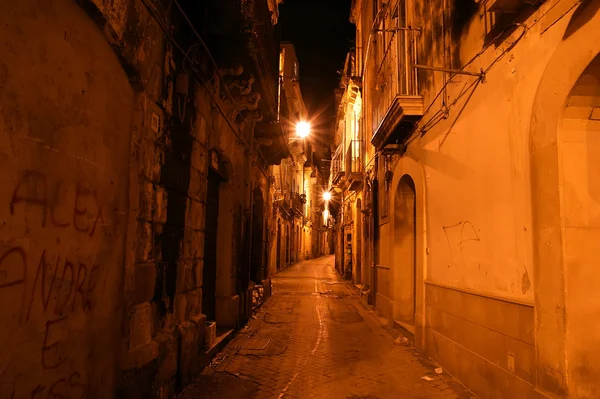 Starověké ulice Syracuse v noci, Sicílie, Itálie — Stock fotografie