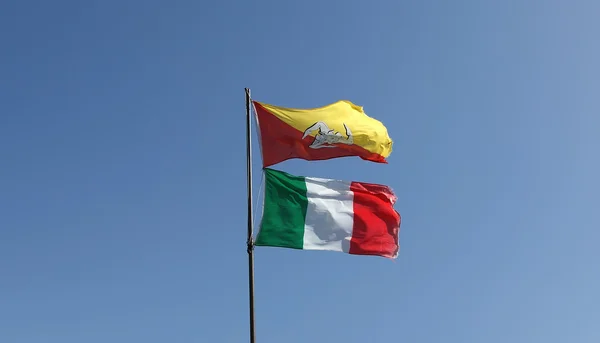 Flags of Sicily and Italy, against the blue sky — Stock Photo, Image