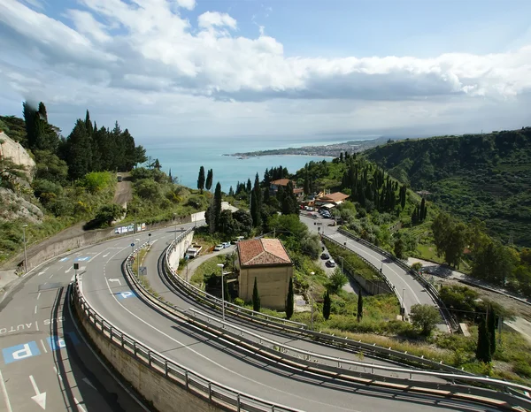 Paisaje con una carretera que conduce al mar, Sicilia, Italia — Foto de Stock