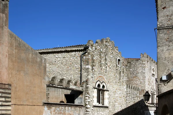 Στενά steets και τα ιστορικά κτήρια στην Ταορμίνα, Σικελία, Ιταλία — Φωτογραφία Αρχείου