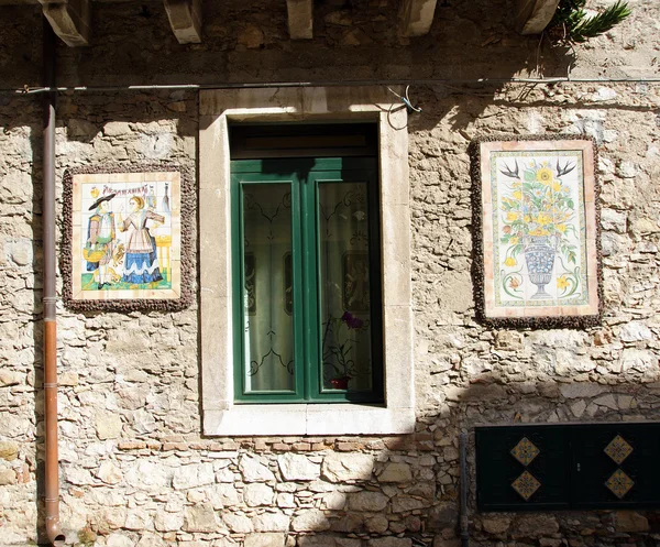 缩小露宿街头和历史建筑的陶尔米纳、 西西里岛、 意大利 — 图库照片