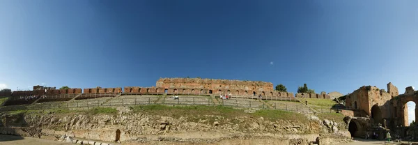 Het oude theater van taormina, Zuid-Italië — Stockfoto
