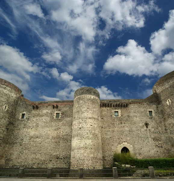 Castello ursino je hrad v Catanii, Sicílie, jižní Itálie — Stock fotografie